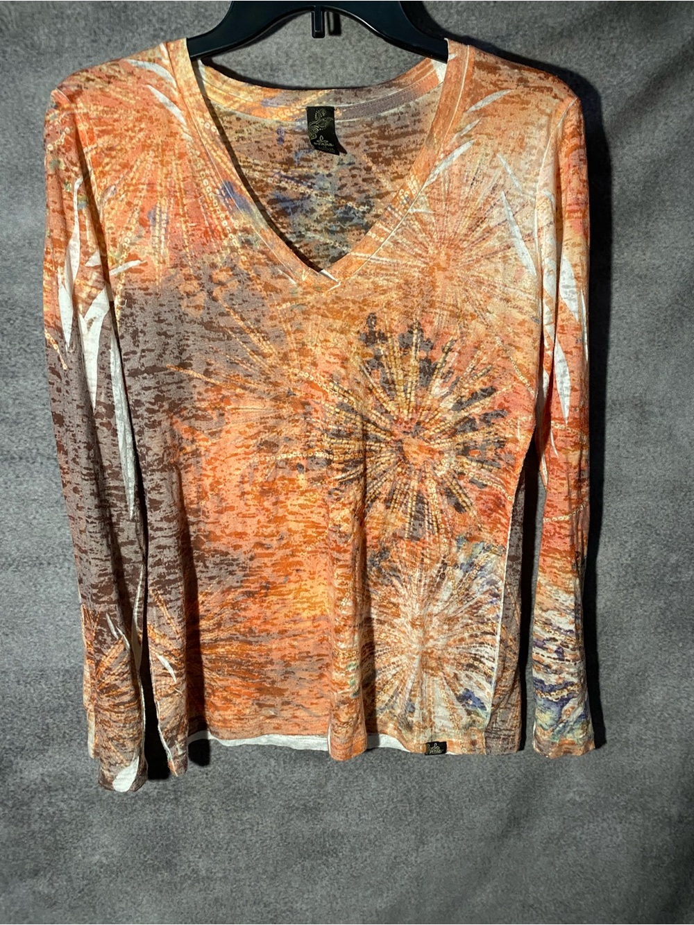 prAna Women's Medium M Long Sleeve V-Neck Top Shirt Orange Burst Abstract Print